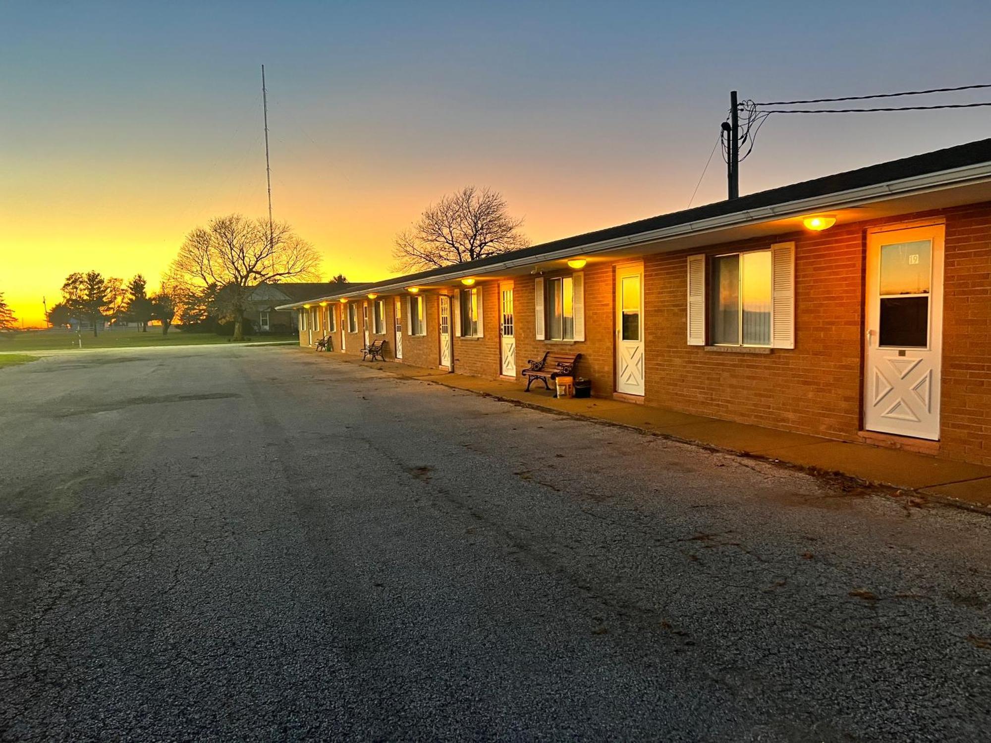 Oyo Hotel Prairie Winds Carthage Keokuk Hwy 136 Exterior foto