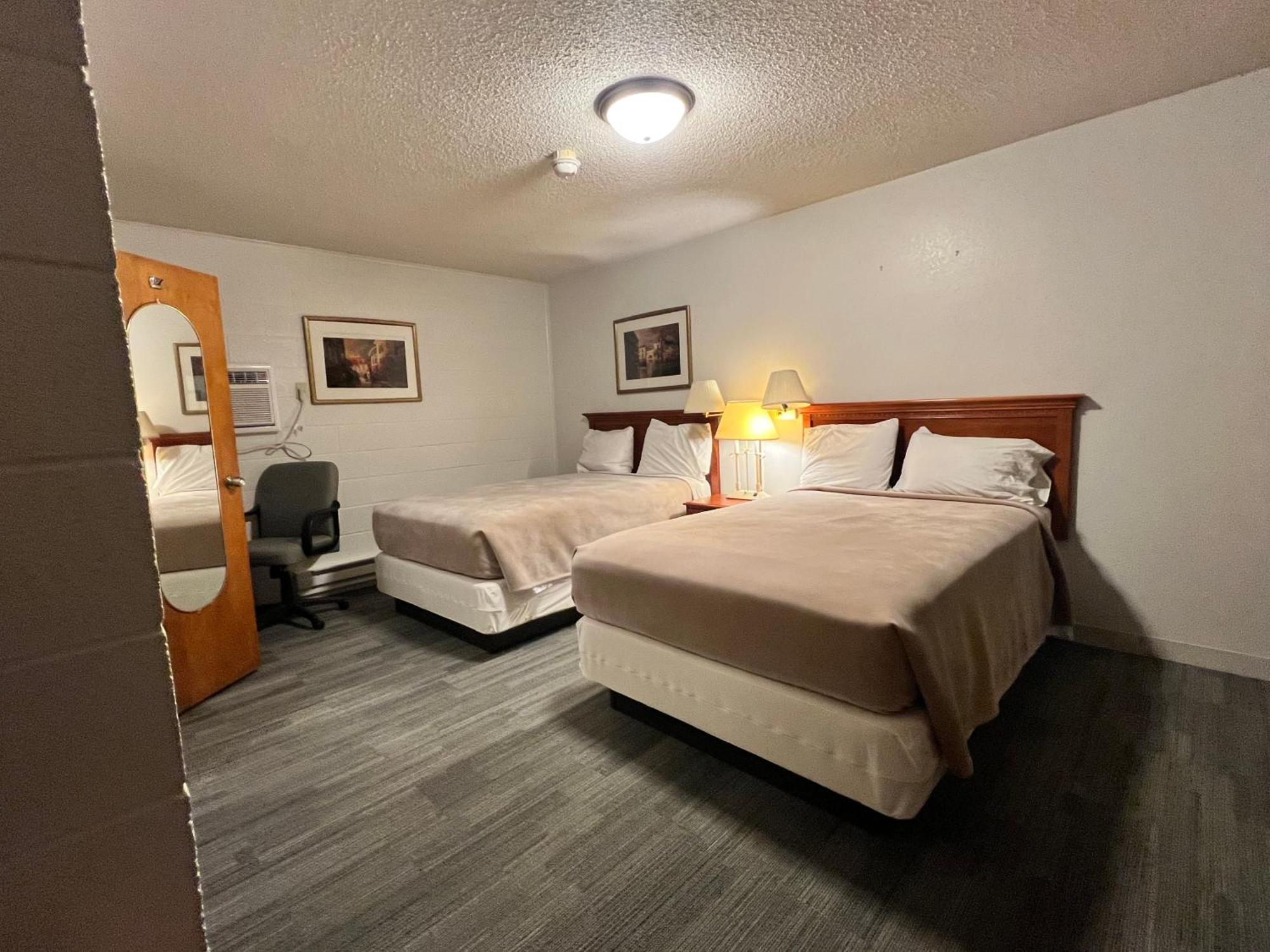 Oyo Hotel Prairie Winds Carthage Keokuk Hwy 136 Exterior foto